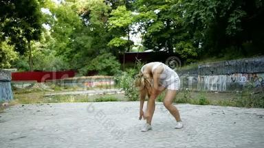 在城市废墟外的城市公园里跳舞的女人，涂鸦<strong>街舞</strong>和爵士音乐迷