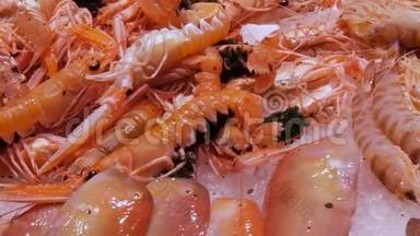 海鲜虾蟹在柜台市场，海鲜在市场拉波奎利亚在巴塞罗那近距离观看