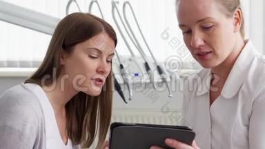 女牙医在诊所和女病人交谈。 <strong>工作中</strong>的女专业医生。 牙科检查