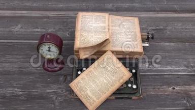 古代打字机和木制背景的旧圣经书