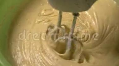 将面团与<strong>搅拌机</strong>混合。 用<strong>搅拌机</strong>烹饪奶油面团，在180fps中慢速拍摄。 在美丽的波浪上