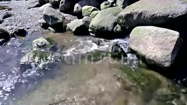 水从大巨石上流下来