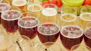 提供带有酒精和各种饮料的酒杯、酒杯和香槟酒、红酒和酒杯