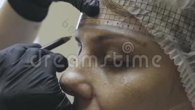 美容诊所的一名女雇员在微型爆破手术前做了标记