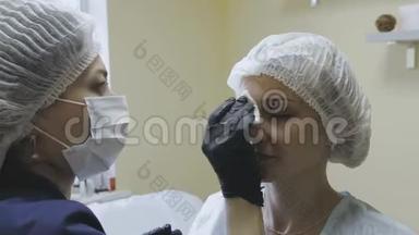 美容诊所的一名女雇员在微型<strong>爆破</strong>手术前做了标记