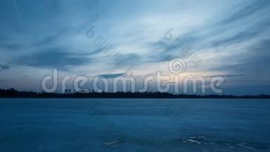 瑞典斯堪的纳维亚欧洲日落时美丽的<strong>清新蓝</strong>天和冰冻的冰湖