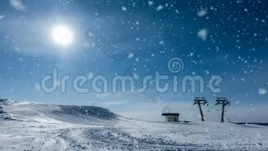 柔软的雪落在滑雪基地的顶部，美丽的冬季景观，视频循环。