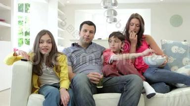 西班牙家庭一起坐在沙发上看电视