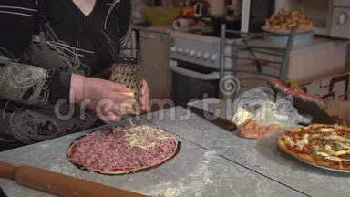 一个女人<strong>正在</strong>家里的厨房桌子上<strong>准备</strong>一个自制的披萨。
