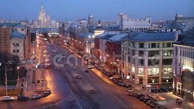 从俄罗斯中央儿童商店大楼的一个<strong>观景台</strong>上<strong>俯瞰</strong>莫斯科的夜景