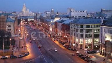 从俄罗斯中央儿童商店大楼的一个观景台上俯瞰莫斯科的夜景