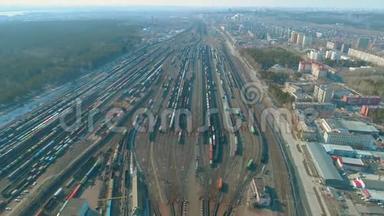 莫斯科，俄罗斯-斯普林2019年：空中飞行从火车轨道上的铁路。 空中视频显示有许多列车的大型火车站。