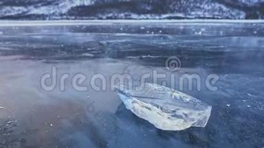 浮冰在<strong>令人惊叹</strong>的山景背景下在冰上旋转。 慢动作。 相机在移动
