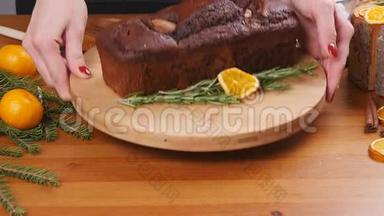 木制桌子上的巧克力蛋糕