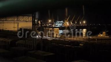 晚上在乌克兰敖德萨的贸易海港<strong>卸货</strong>。