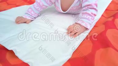 新生儿婴儿躺在毯子上。