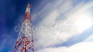 塔。 塔和天空。 云和高度塔。 天空和云层上的电信发射机。