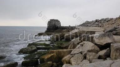 英国波特兰多塞特岛上的波特兰比尔<strong>灯塔</strong>岩石堆和岩石海岸