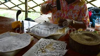 泰国老妇人用皮革制作皮影