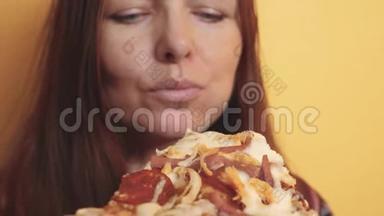匹萨。 快乐的女孩<strong>吃</strong>一片披萨的概念。 饥饿的女人<strong>吃</strong>一片披萨。 慢速<strong>视频</strong>