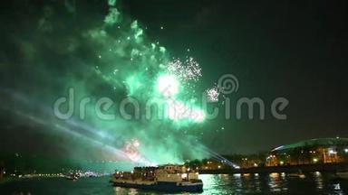 庆祝胜利日70周年（<strong>二战</strong>）莫斯科，俄罗斯。 莫斯克瓦河堤岸烟火