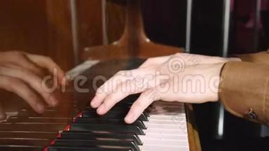 弹钢琴。 那个年轻人弹钢琴。 这位美丽的钢琴家演奏旋律。 室内窗户发出悦耳的灯光