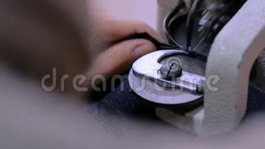 使用缝纫机在Atelier缝合毛皮皮的剥皮机