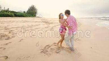 有魅力的健康夫妇在海滩上<strong>一起跑</strong>步很开心