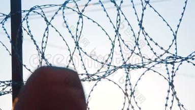 <strong>围栏</strong>监狱严格的政权剪影铁丝网。 来自难民的非法移民<strong>围栏</strong>。 非法移民概念