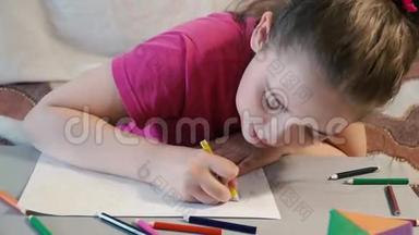 桌上的女孩用<strong>彩色铅笔画</strong>画