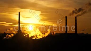 日落时<strong>炼油厂</strong>和空气污染的时间推移视频。