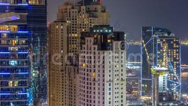 阿联酋迪拜Jumeirah海滩JBR酒店的现代摩天大楼和海滩的鸟瞰夜景