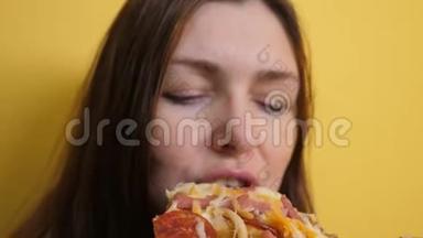 匹萨。 快乐的女孩<strong>吃</strong>一片披萨的概念。 饥饿的女人<strong>吃</strong>一片披萨。 慢速<strong>视频</strong>