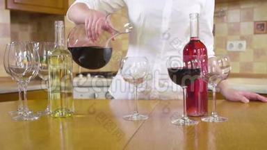 女人在杯子里倒红酒