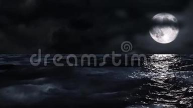 月亮在夜晚闪闪发光。 孤舟。 海浪在海面上.. 令人印象深刻的景象。 旅行或冥想的完美背景。 高清10
