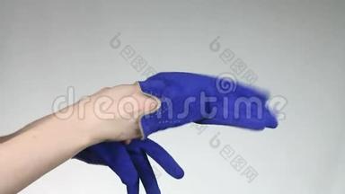 女人双手戴两只手套。