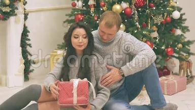 年轻夫妇在新年装饰和礼物和<strong>圣诞树</strong>上相爱，<strong>视频</strong>里有噪音