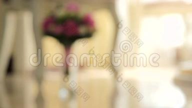 室内的新娘花束。 地板上花瓶里的婚礼花束。 婚礼内部。