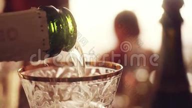 香槟在慢镜头下倒入玻璃杯中，与波克。 1920x1080