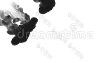 黑色墨水注入的3D渲染溶解并在白色背景上的水中扩散，以Luma哑光作为α通道。