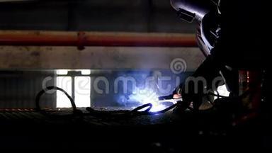 工业工人焊接和明亮的火花
