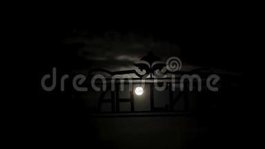 夜月圆在招牌的背景上，月光映在水中