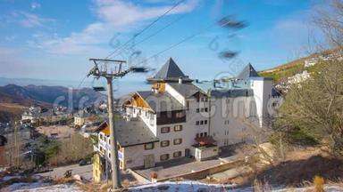 西班牙阳光<strong>淡</strong>蓝色滑雪场举升全景4k时间流逝内华达山脉