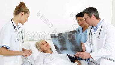医生向卧床病人解释X光