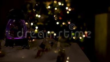 圣诞装饰，雪顶，带桌子装饰的地<strong>球</strong>仪