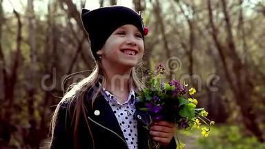 美丽的小女孩在阳光明媚的日子里享受大自然。 可爱的孩子在森林里玩耍和远足，<strong>早春</strong>的花。