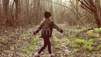 美丽的小女孩在阳光明媚的日子里享受大自然。 可爱的孩子在森林里玩耍和徒步旅行，早春