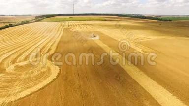 联合收割机的空中视野使4K<strong>农田</strong>的小麦作物聚集在一起