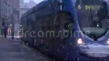 TMK2200型低地板有轨电车在萨格勒布2的雪中行驶