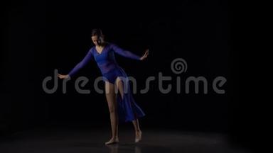 芭蕾舞演员在<strong>黑背景下</strong>的慢动作